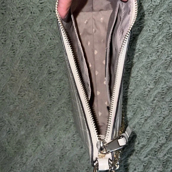 Kate Spade Shoulder Bag with Gold Chain and Textured Surface - Picture 5 of 6